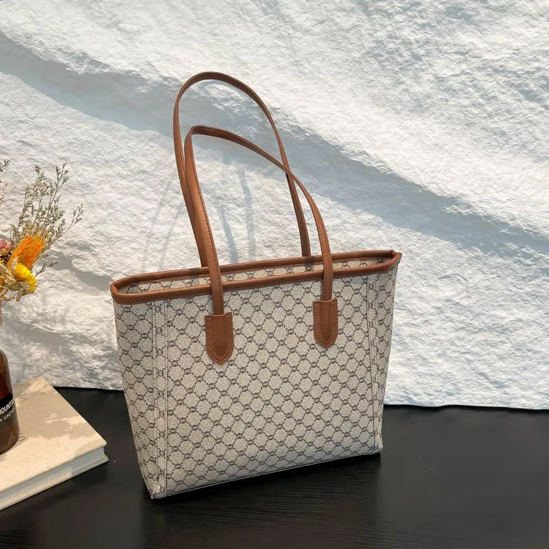 Large capacity tote