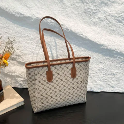 Large capacity tote